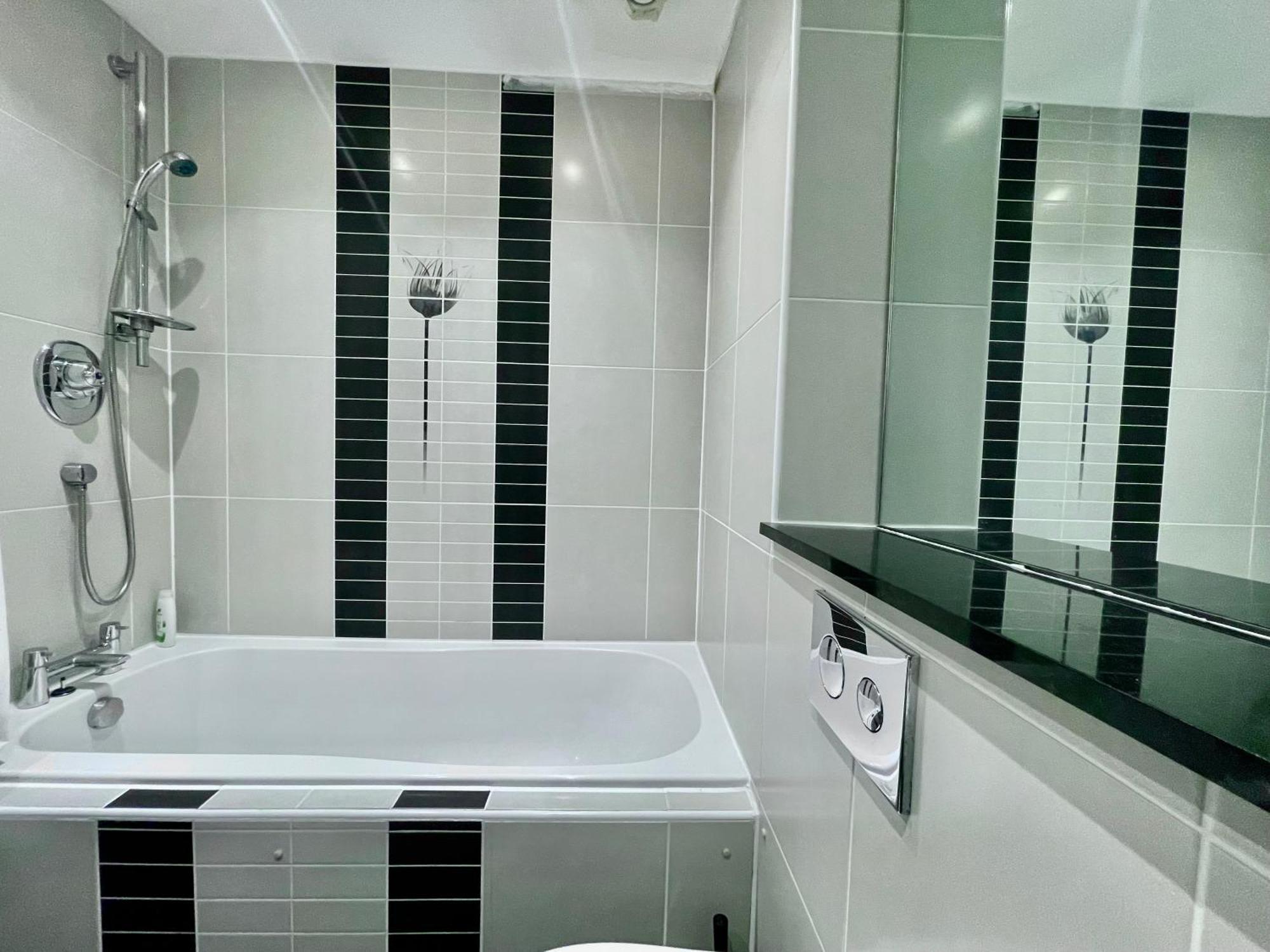 Luxury 2 Bedroom Apartment- Lake View - Free Parking - Wembley Stadium 5Km London Ngoại thất bức ảnh