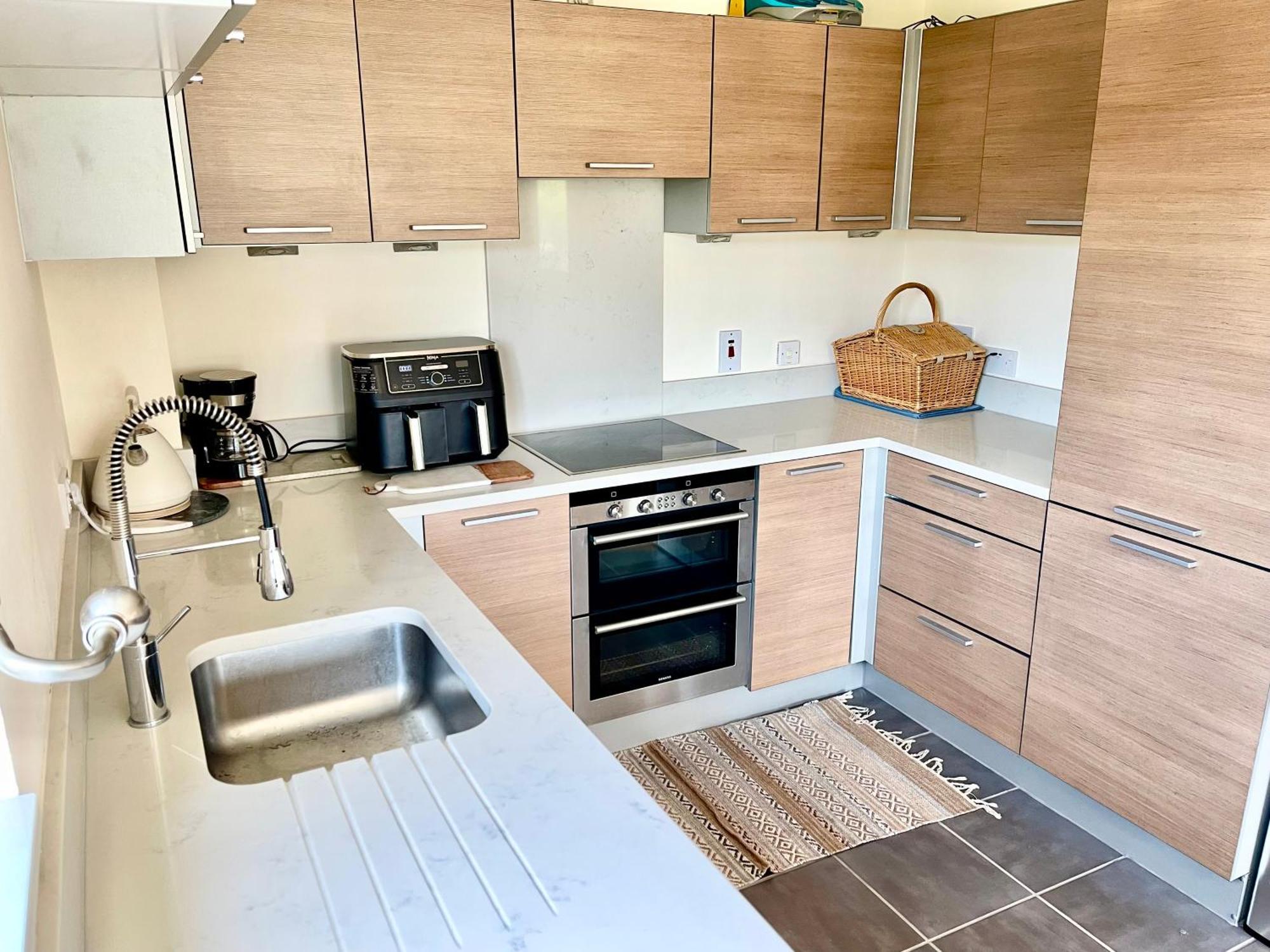 Luxury 2 Bedroom Apartment- Lake View - Free Parking - Wembley Stadium 5Km London Ngoại thất bức ảnh